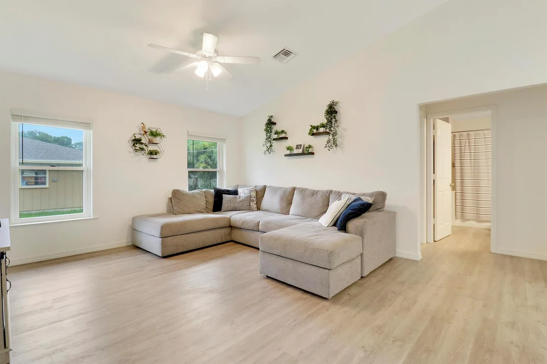 Photo of 6185 6th Place