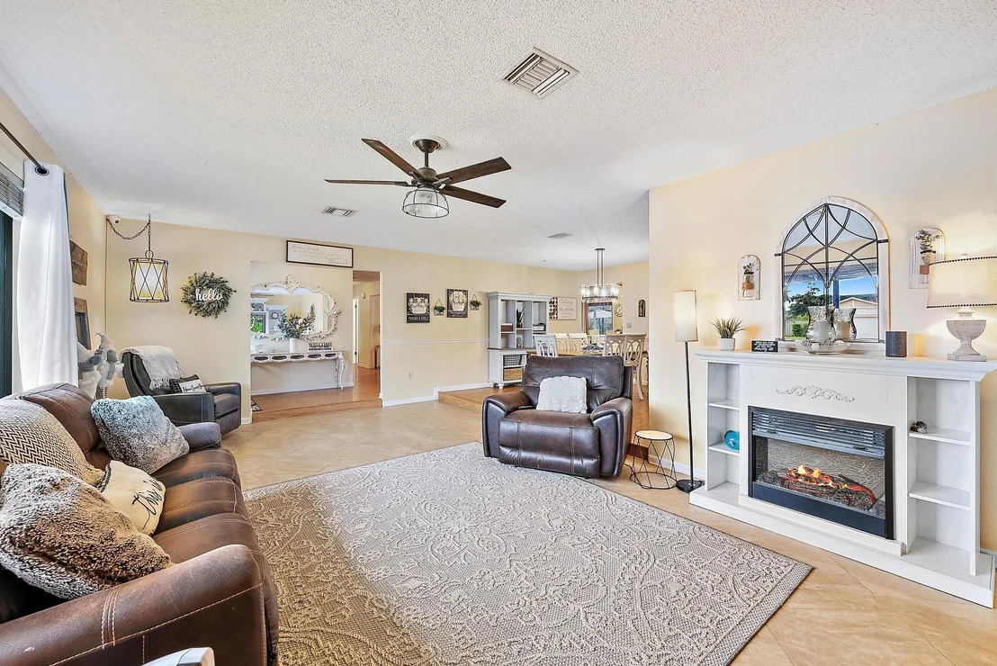 Photo of 1180 Larch Way