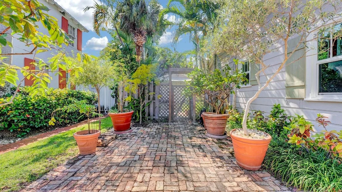 Photo of 42 Palm Square