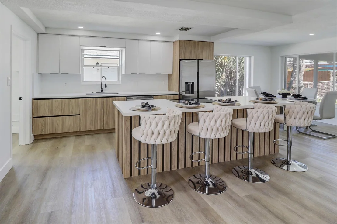 Photo of 104 SE 10th Avenue