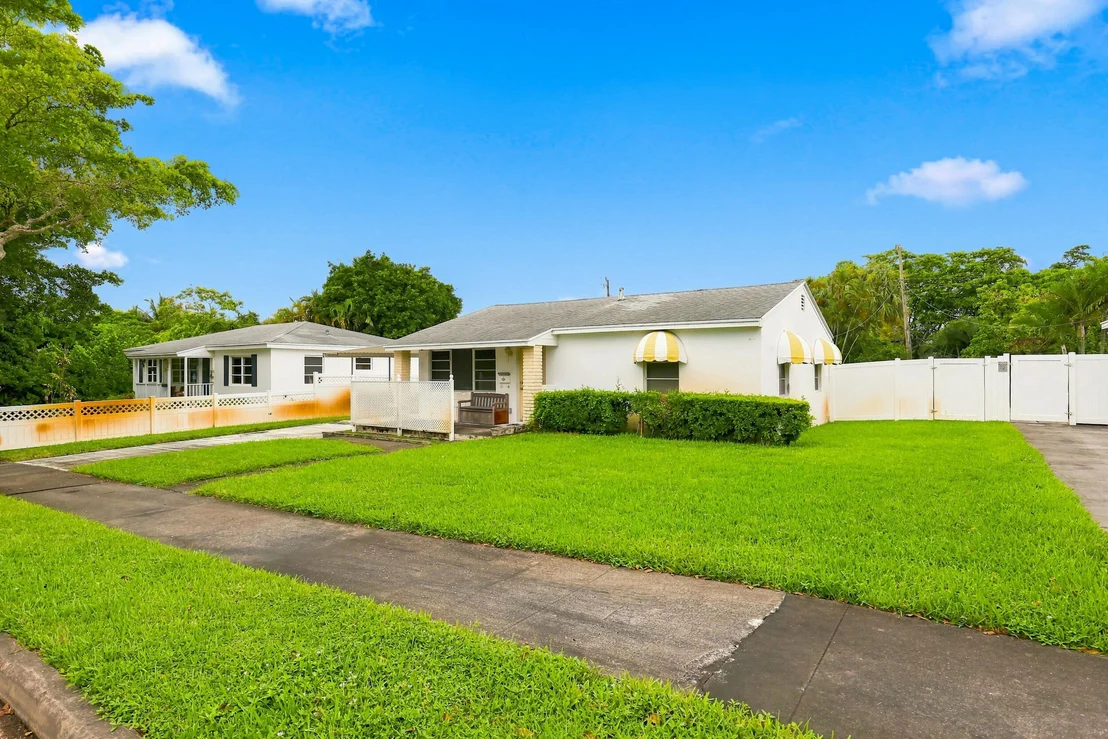 Photo of 933 UPLAND Road