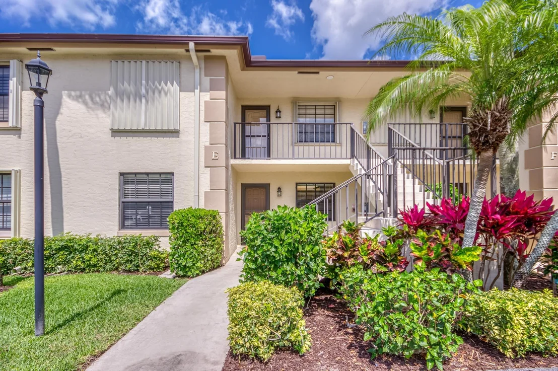 Photo of Unit E at 901 Pinecrest Circle