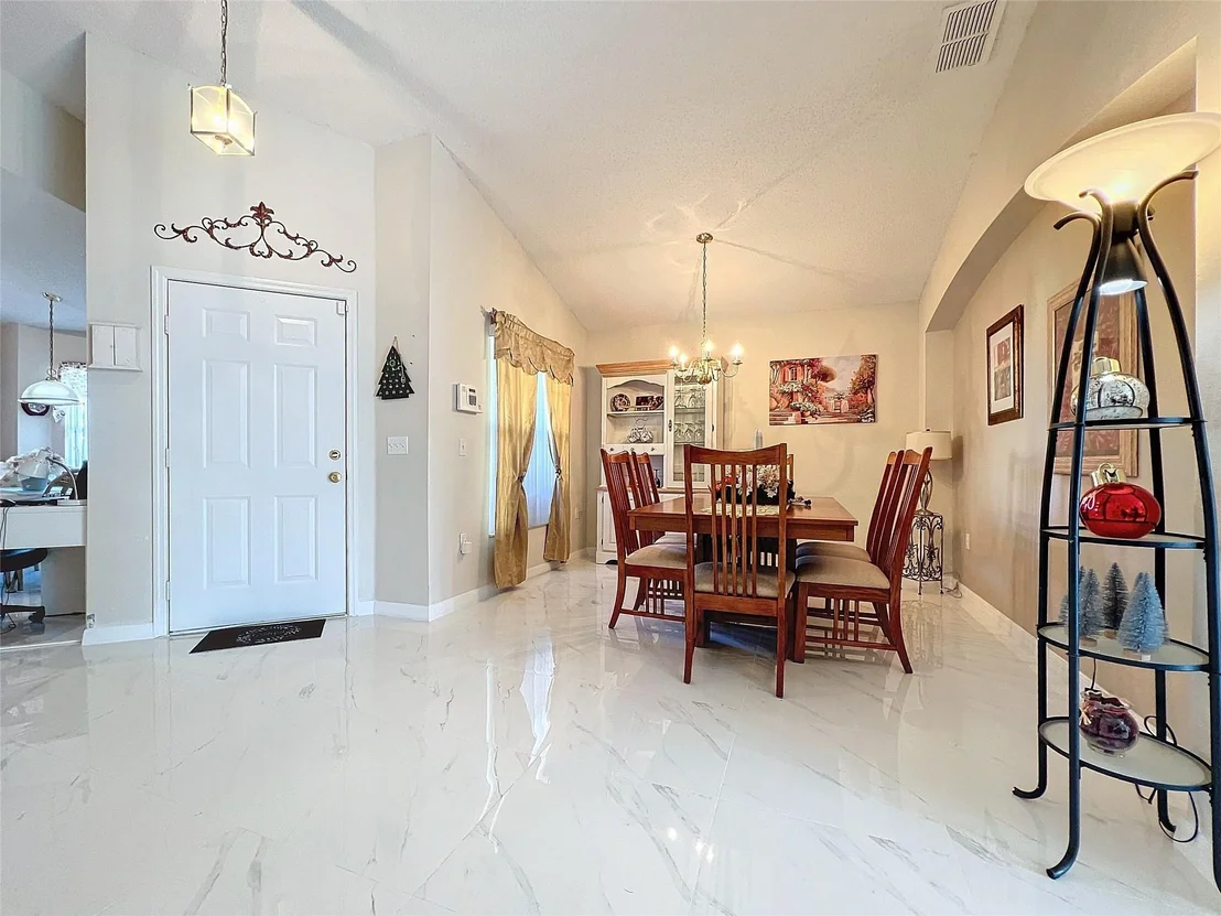 Photo of 204 W Fox Loop