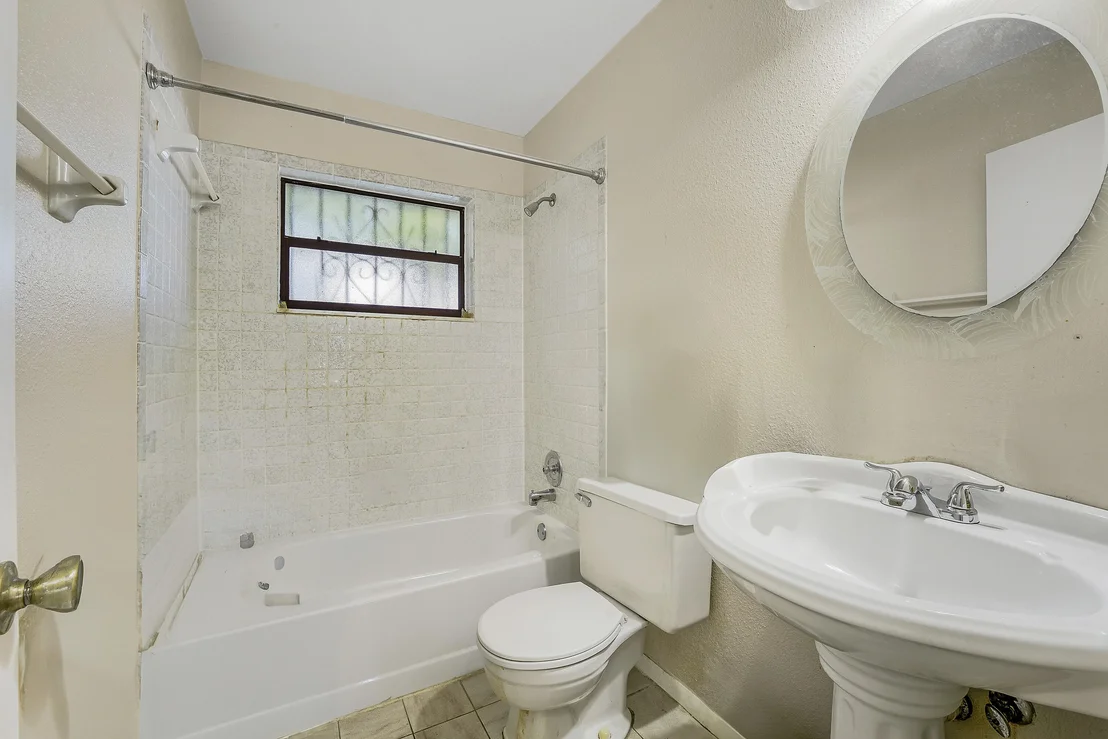 Photo of 2822 Summit Boulevard