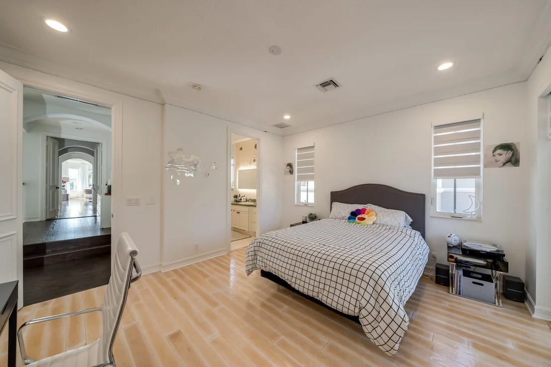 Photo of 17593 Middle Lake Drive