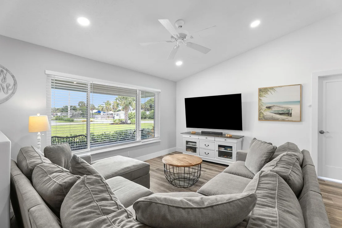 Photo of 701 SE Dolphin Drive