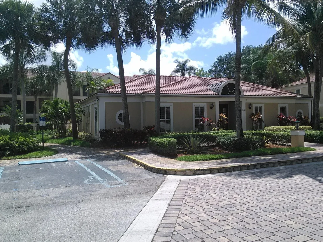 Photo of Unit 737 at 875 Riverside Drive