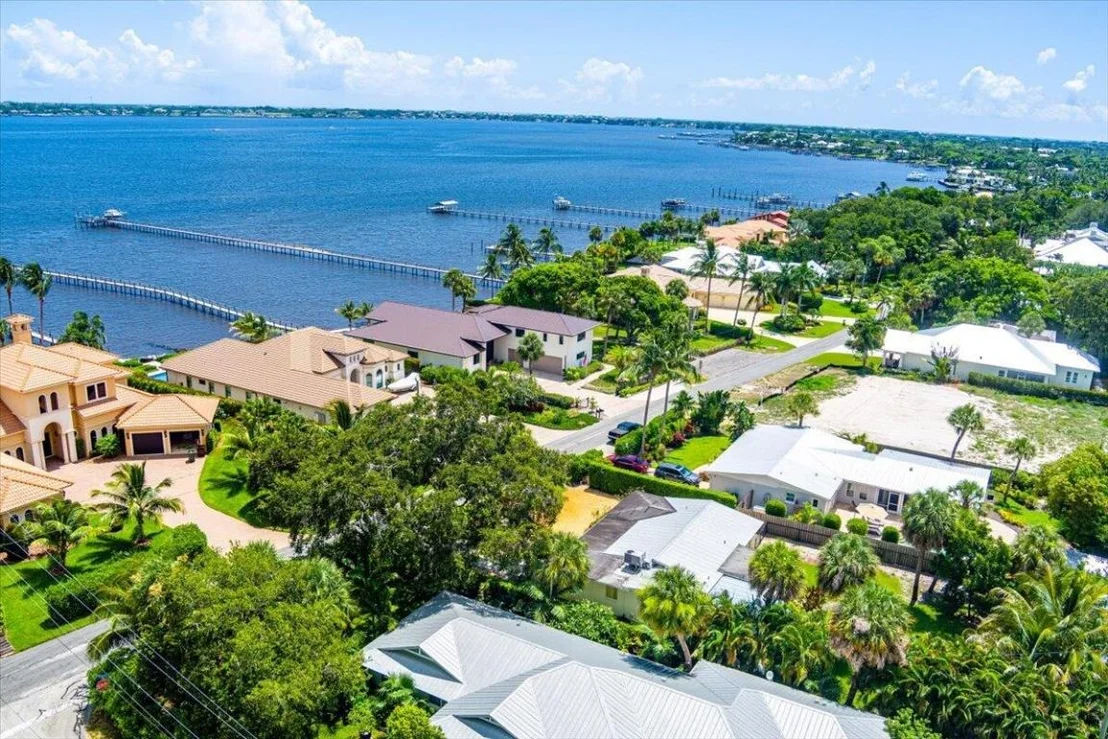 Photo of 804 SE Riverside Drive