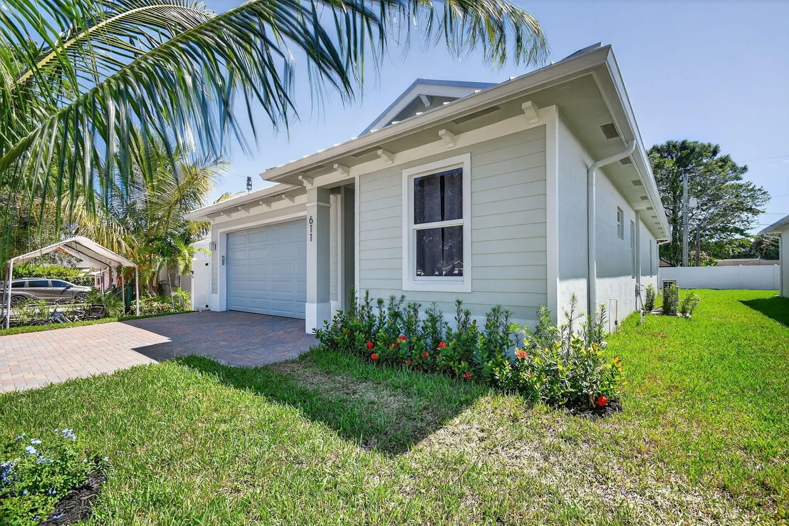 Photo of 611 N Loxahatchee Drive
