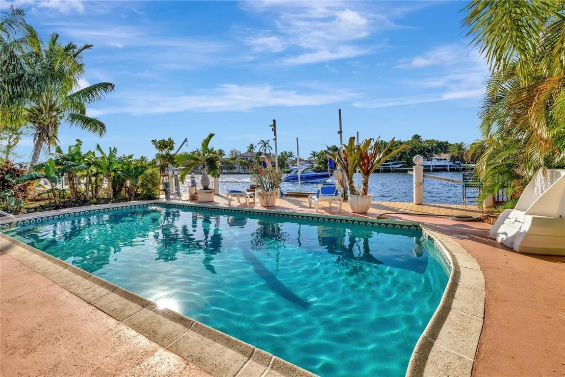 Photo of 305 S Riverside Drive