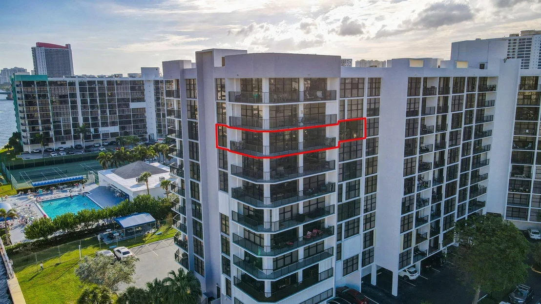 Photo of Unit 921 at 600 Parkview Drive