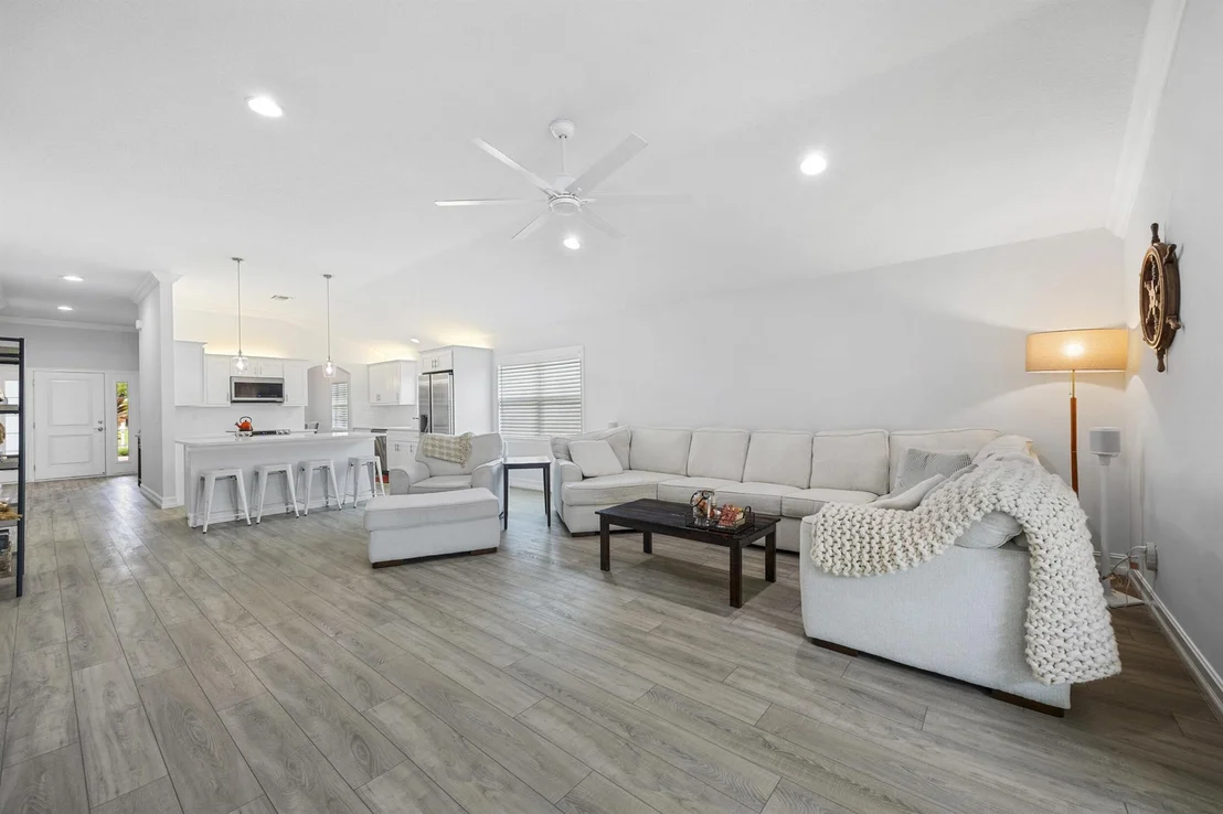 Photo of 17574 Cinquez Park Road E