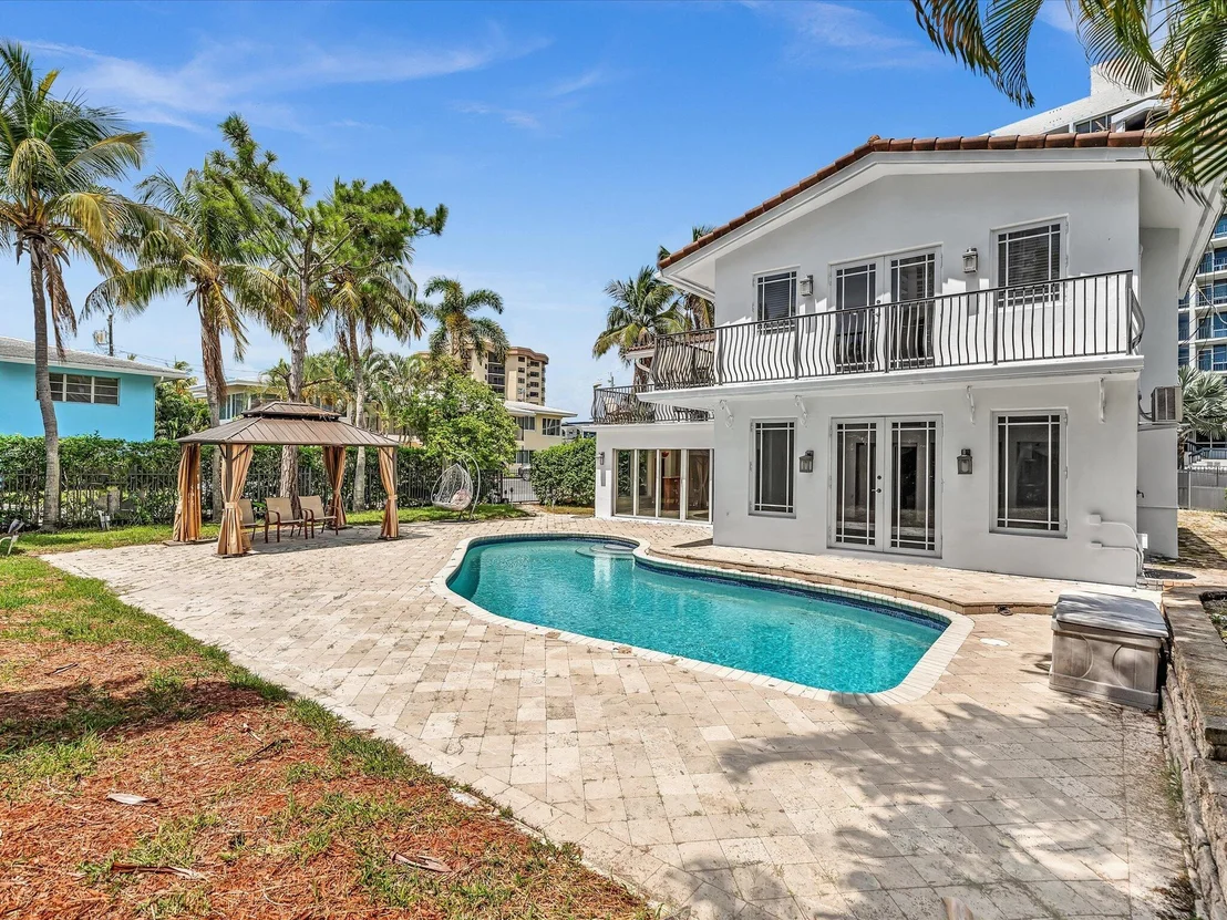 Photo of 518 N Riverside Drive