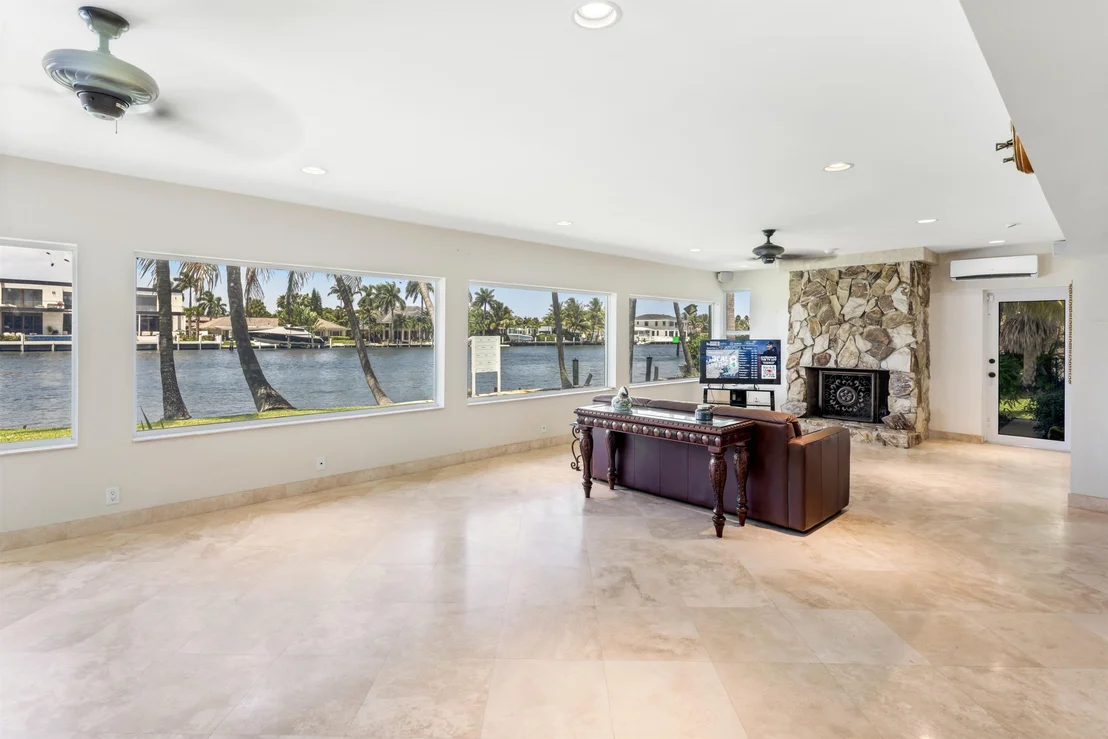 Photo of 2605 N RIVERSIDE Drive