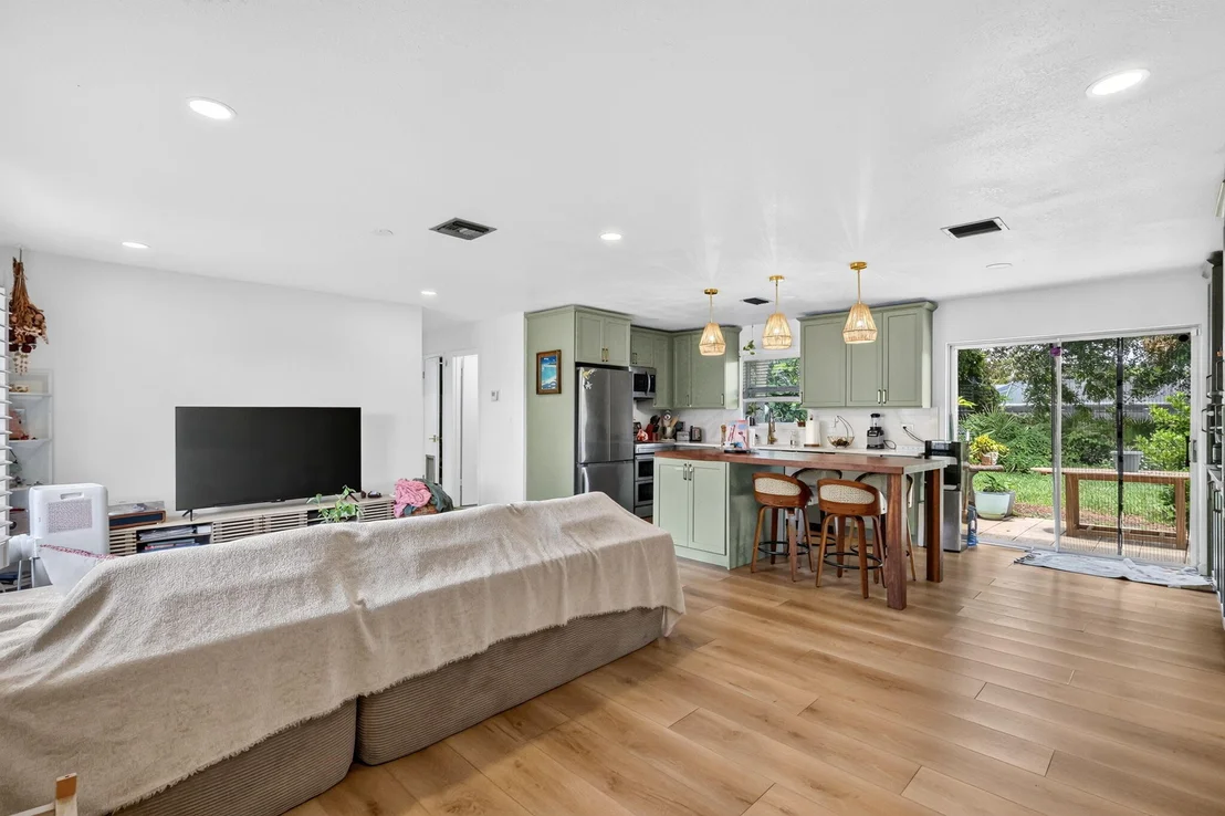 Photo of 902 SE OCEAN Avenue