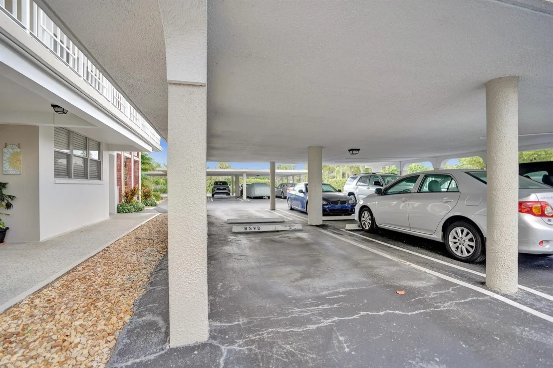 Photo of Unit UNIT405 at 2829 Florida Boulevard