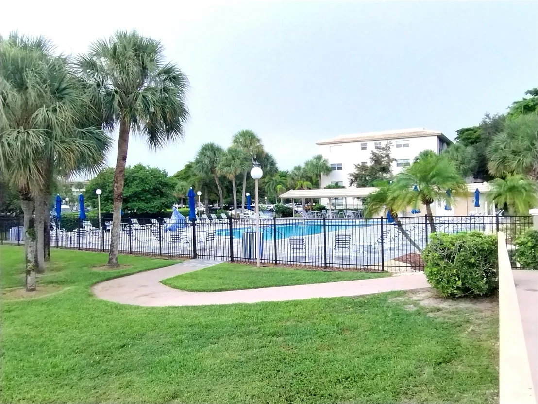 Photo of Unit H3 at 1905 Bermuda Circle