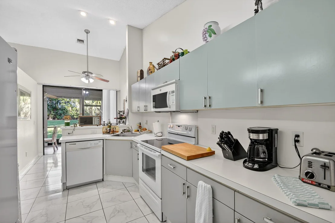 Photo of 7147 Le Chalet Boulevard
