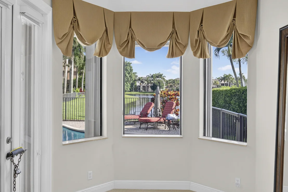 Photo of 10715 Versailles Boulevard