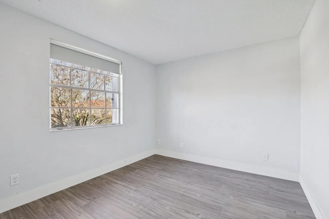 Photo of 972 Azure Lane