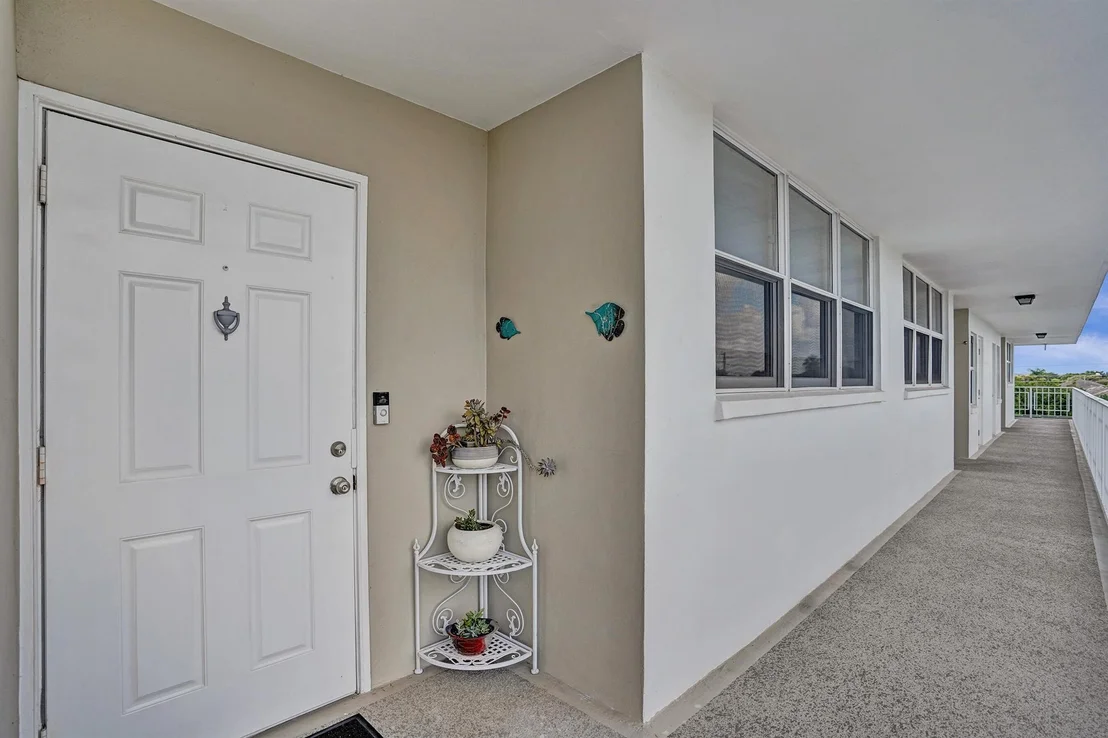 Photo of Unit UNIT405 at 2829 Florida Boulevard