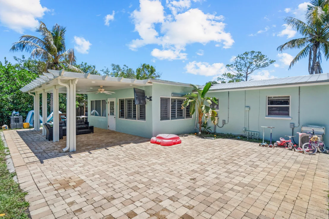 Photo of 520 SE Dolphin Drive