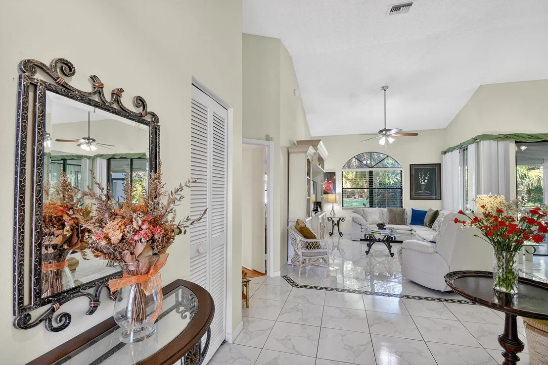 Photo of 7147 Le Chalet Boulevard