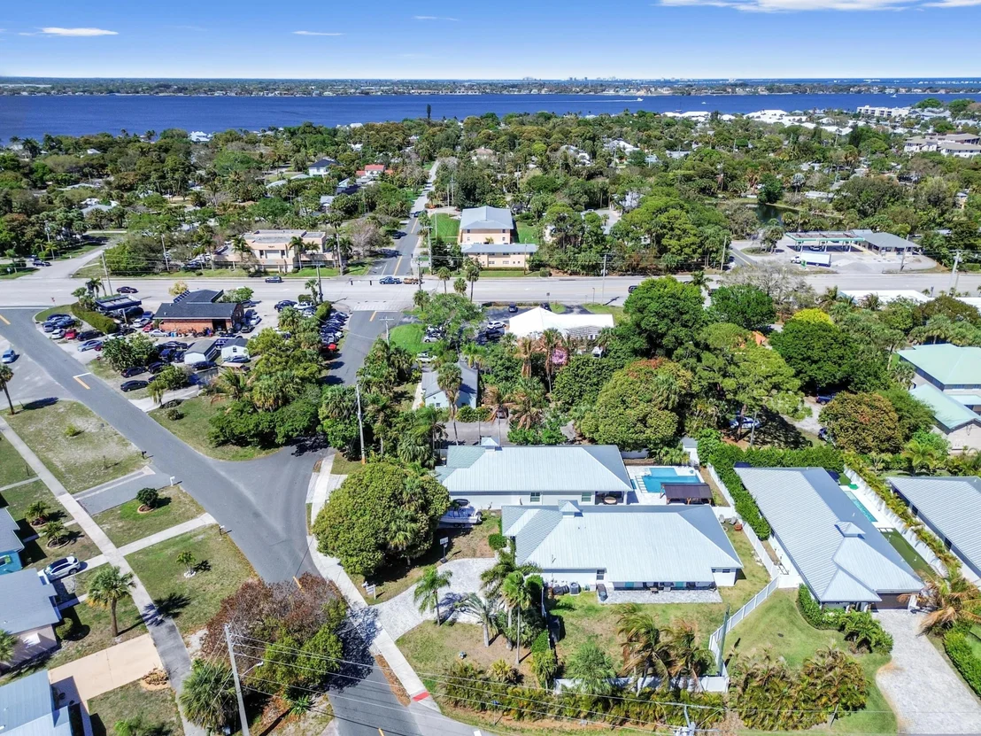 Photo of 443 SE Dolphin Drive