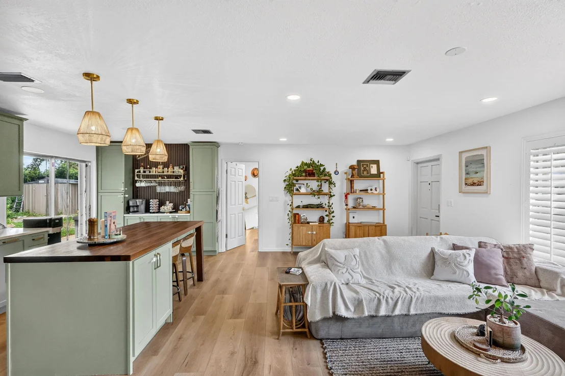 Photo of 902 SE OCEAN Avenue