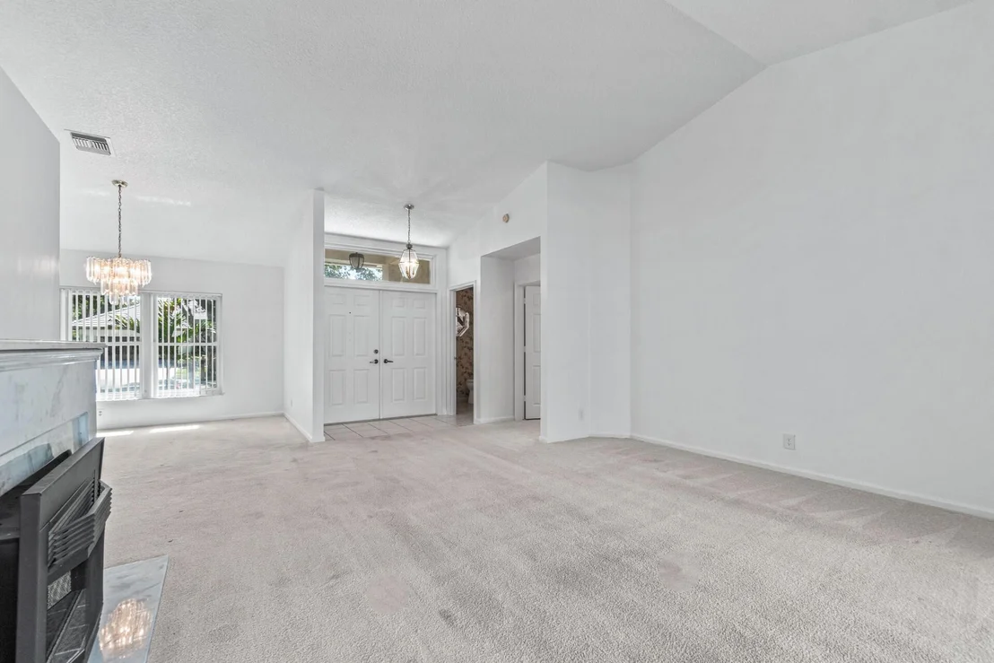 Photo of 18330 Lake Bend
