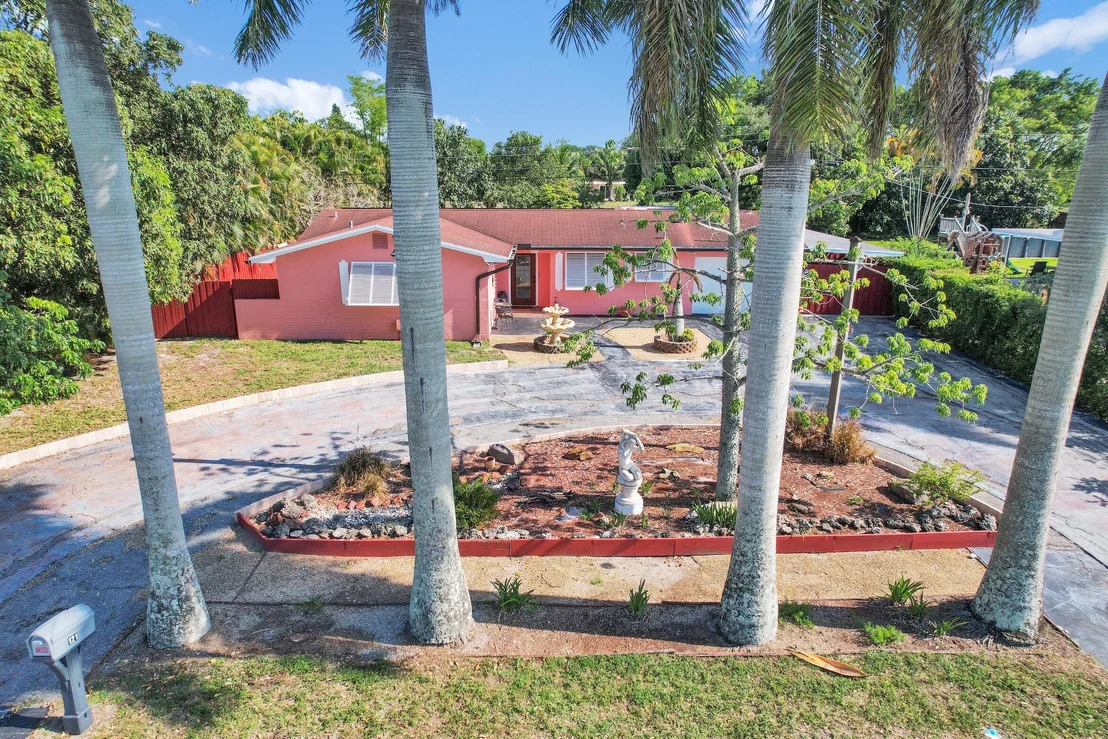 Photo of 121 W Arch Drive