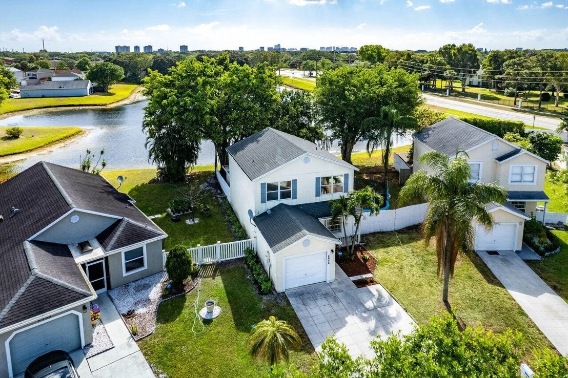 Photo of 4656 Lakeside Circle