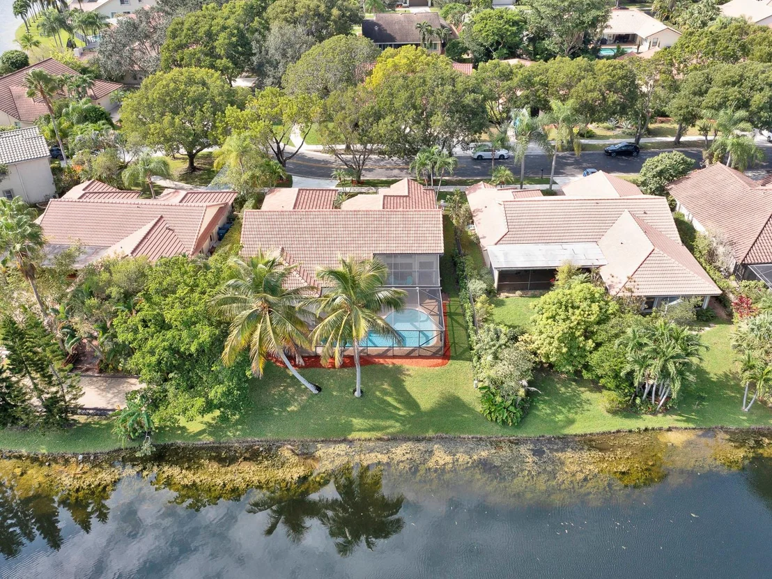 Photo of 1615 Lakeshore Circle