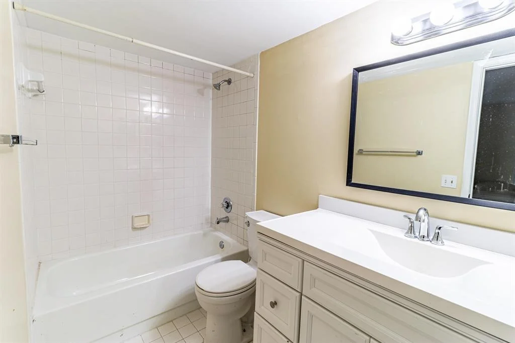 Photo of Unit E1 at 1904 Bermuda Circle