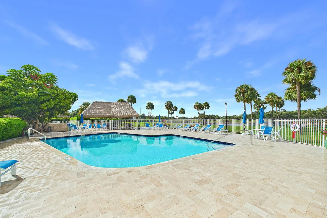Photo of Unit 708 at 336 GOLFVIEW Road