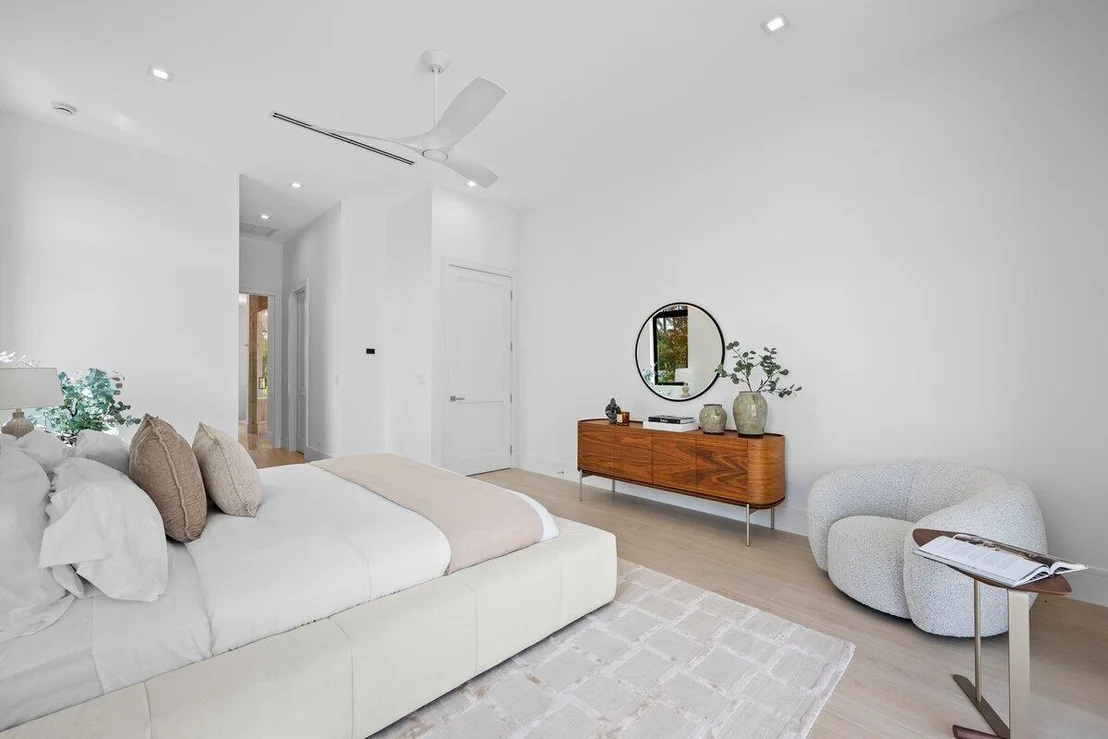 Photo of 325 W Riverside Drive