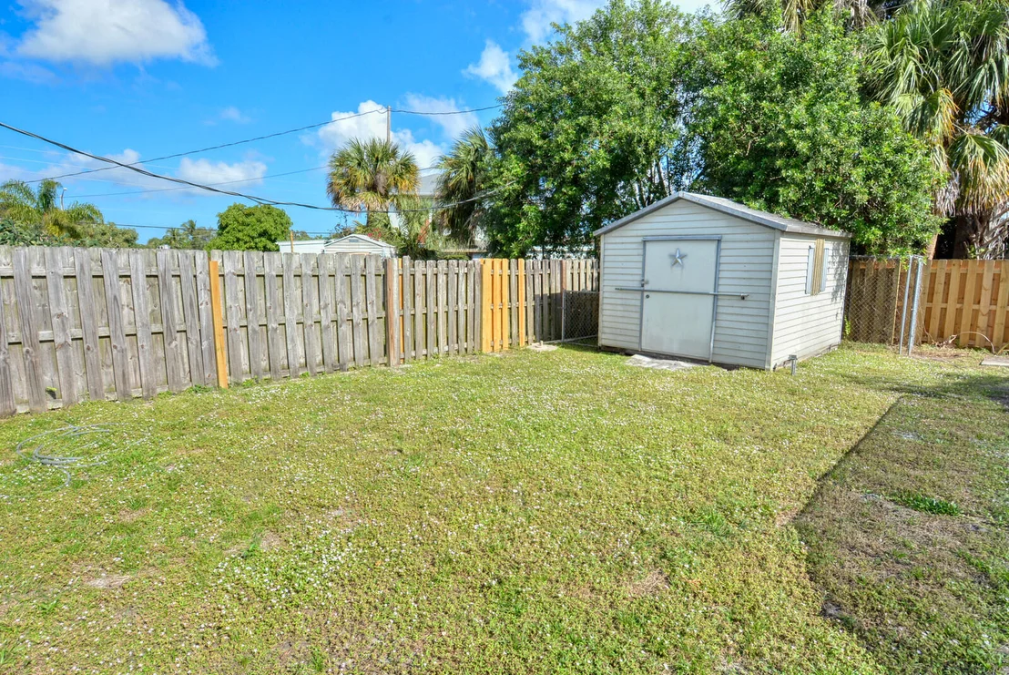 Photo of 411 SE Fini Drive