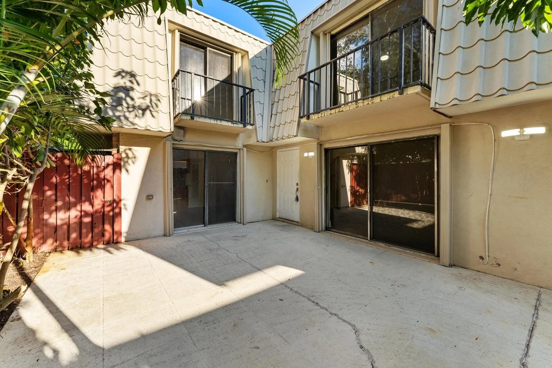 Photo of Unit 708 at 1700 Embassy Drive