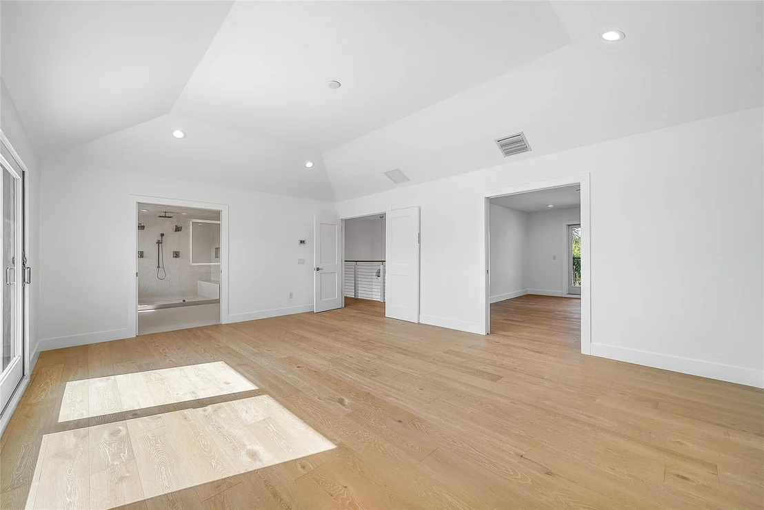 Photo of 8 LEEWARD Circle