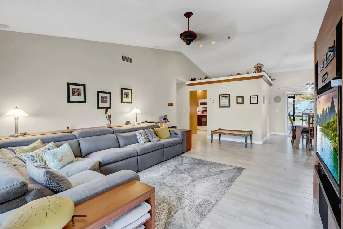 Photo of 801 NW 8th Way