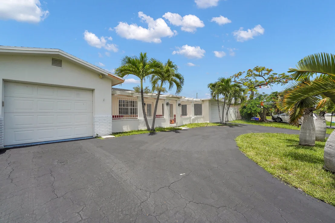 Photo of 555 NW 50TH Place