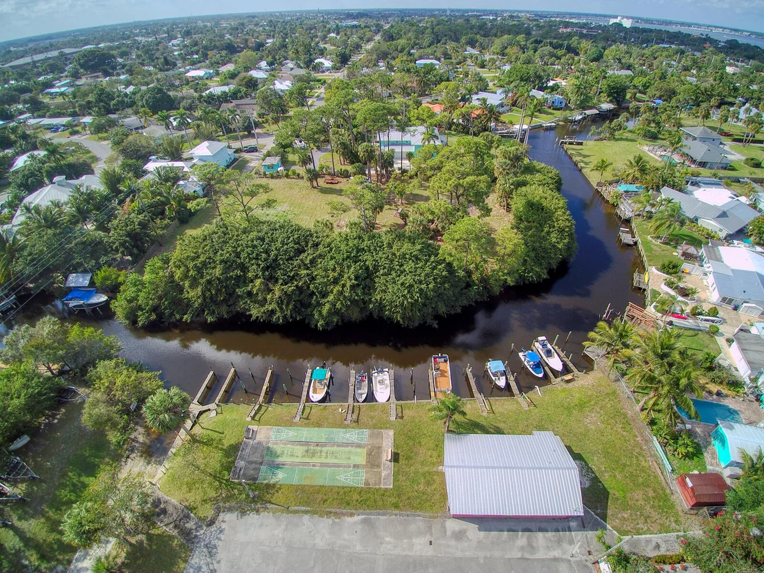 Photo of 411 SE Fini Drive