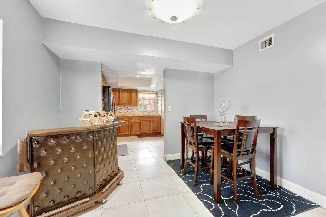 Photo of Unit D7 at 3058 Riverside Drive