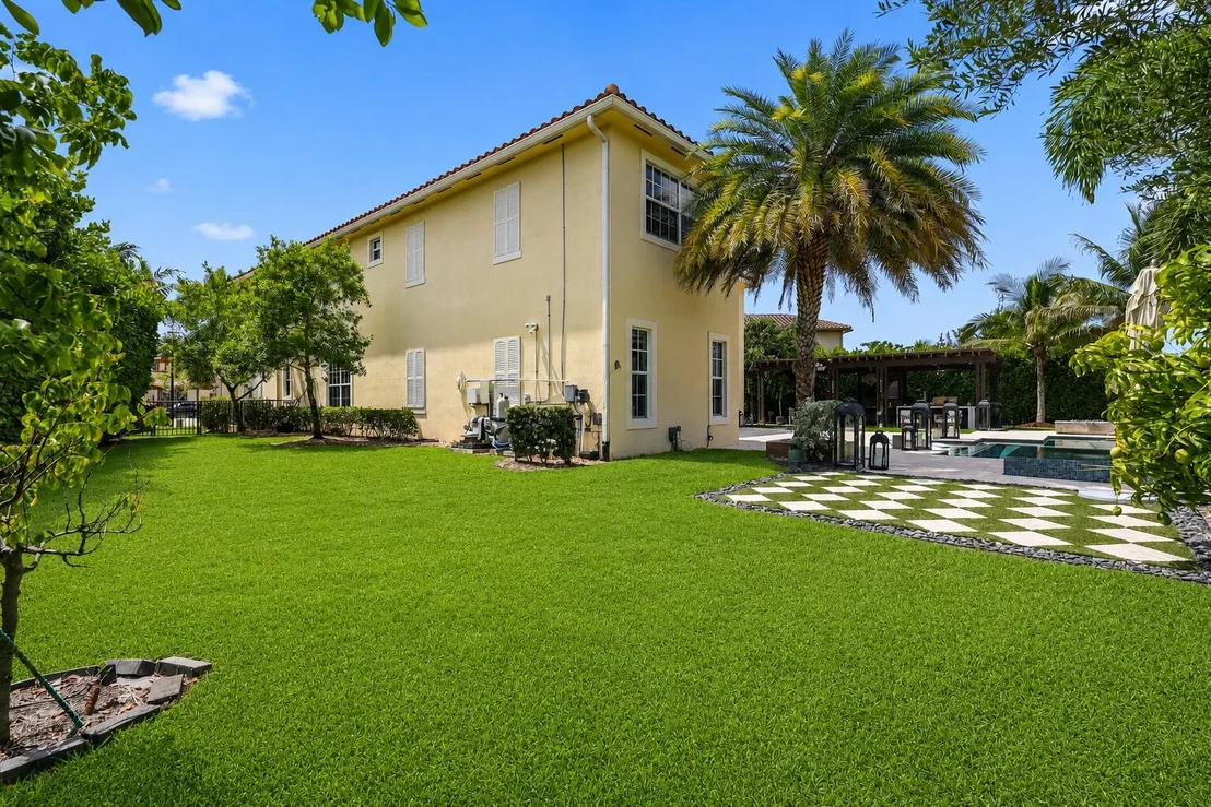 Photo of 8861 Edgewater Place