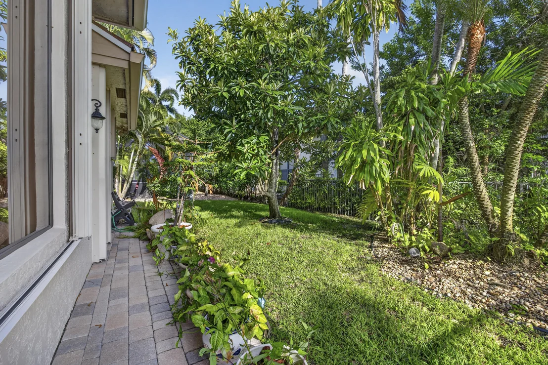Photo of 10715 Versailles Boulevard