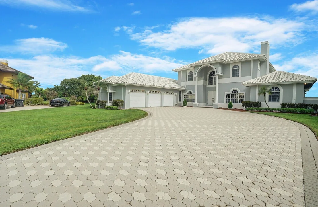 Photo of 2000 Henley Place