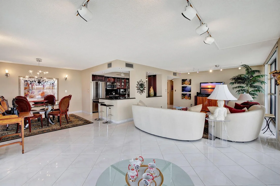 Photo of Unit 921 at 600 Parkview Drive