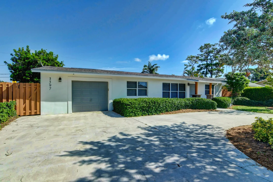 Photo of 3597 Ivanhoe Avenue