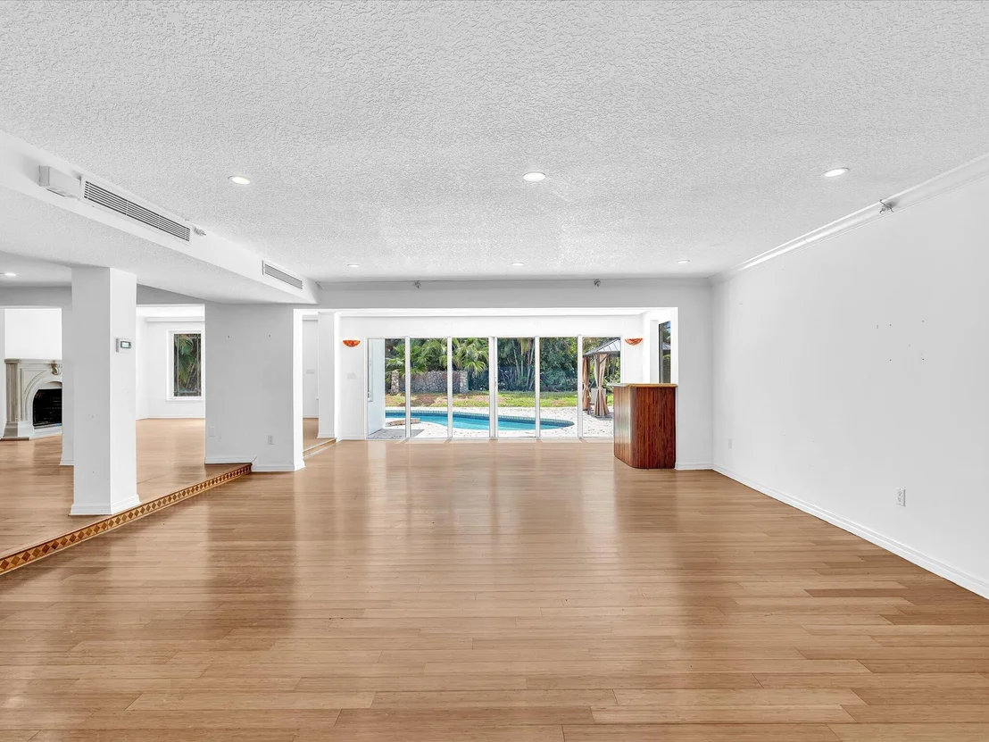 Photo of 518 N Riverside Drive