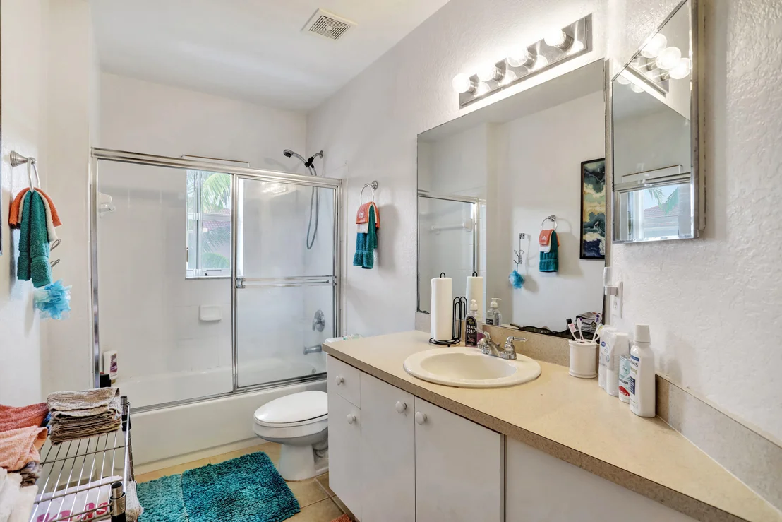 Photo of Unit 301 at 2901 Riverside Drive
